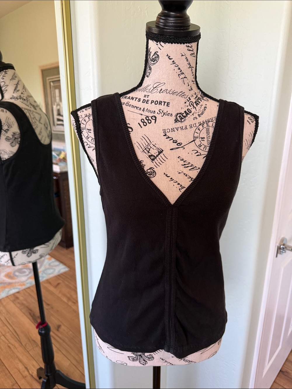 Sleeveless V-Neck Ribbed Tank Top - Black